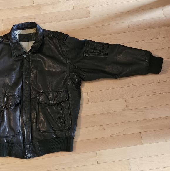 Vintage brown leather bomber jacket in size Large - Picture 3 of 9